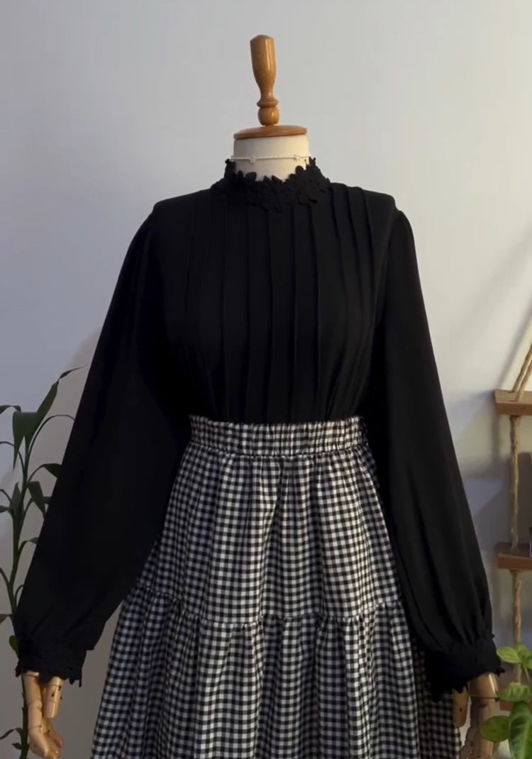 Elegant Contrast Pleated Dress